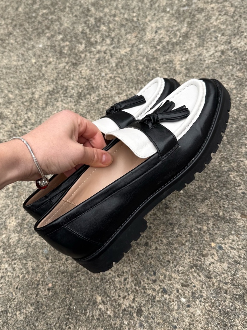 Bandolino Women's Fillus Tassel Loafers Women size 9 black and white - Picture 2 of 13